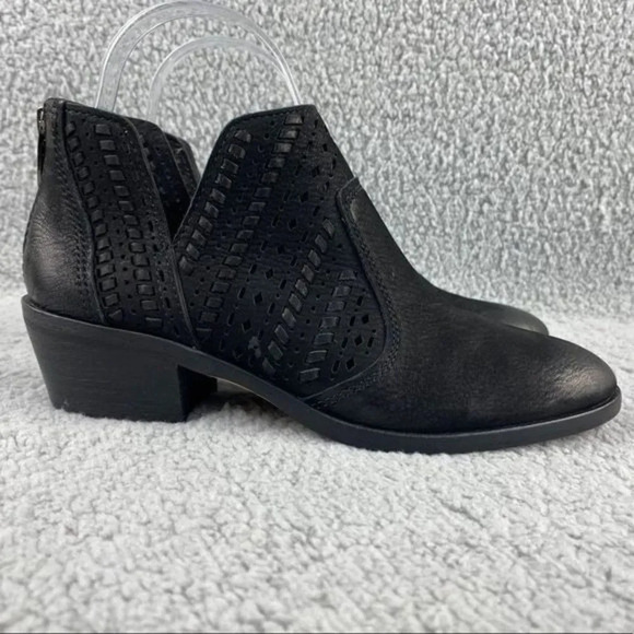 𝅺VINCE CAMUTO PRASATA BOOTIES Black Nubuck Suede Leather Boots‎ Zip Womens 6 - Picture 2 of 16